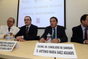 De izquierda a derecha, Enrique Delgado, Eduardo García, Antonio María Sáez y Manuel López en la reunión con personal sanitario en el hospital de Santa Bárbara. /  ÁLVARO MARTÍNEZ-