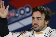 Fernando Alonso, en su conferencia de prensa de ayer en Indianápolis tras realizar el primer entrenamiento con su nuevo monoplaza.-AP / MICHAEL CONROY