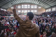 Pedro Sanchez saluda a los simpatizantes socialistas en el pabellon deportivo de Burjassot (Valencia).-MIGUEL LORENZO