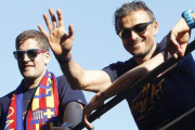Robert Moreno y Luis Enrique en una imagen del 2016 después de conquistar la Liga el Barça.-EFE / MARTA PÉREZ