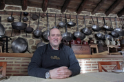 El hostelero Jaime Martínez en El Balcón del Brezal de El Quintanarejo. MARIO TEJEDOR