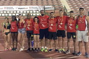 Los medallistas del Caep en Granollers con el entrenador del Numantino, Enrique Márquez.-D.S.