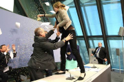 Una activista asalta a Draghi en pleno discursos al grito "acabad con la dictadura del BCE"-Foto: AFP