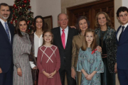 El rey Juan Carlos, con su familia excepto la infanta Cristina, en una sala de la Zarzuela.-/ PERIODICO (EFE)