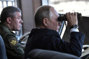 Putin observa con unos prismáticos el desarrollo de las maniobras militares en Tsugol.-ALEXEY NIKOLSKY