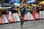 Jon Izaguirre celebra su victoria de etapa en Morzine.-AFP / LIONEL BONAVENTURE