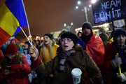 Rumanos se manifiestan contra la corrupción en Bucarest en febrero del 2017, cuando comenzó la oleada de protestas.-DANIEL MIHAILESCU