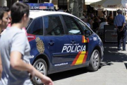 Una patrulla de la Policía Nacional, en una imagen de archivo. / VALENTÍN GUISANDE-