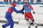 Su compañera Oestberg felicita a Bjoergen nada más cruzar la línea de meta.-EFE