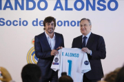Fernando Alonso y Florentino, durante el acto en el que el piloto fue nombrado socio de honor del Madrid-ANGEL DIAZ
