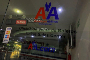 Oficinas de la aerolinea American Airlines en Caracas, tras la decisión de suspender los vuelos.-EFE