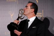 El compositor Victor Reyes, con el Emmy a la mejor banda sonora original, 'El infiltrado'.-Richard Shotwell
