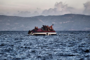 Refugiados piden socorro desde una barcaza que se hunde ante la isla de Lesbos, este viernes.-ARIS MESSINIS / AFP