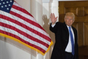 Trump saluda a los medios, en la entrada del club de golf que lleva su nombre, en Bedminster.-AFP / DON EMMERT