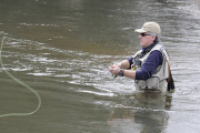 Un aficionado practica la pesca en un río de la provincia de Soria. / Valentín Guisande-
