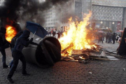 Protesta este sábado en el primer aniversario de los ’chalecos amarillos’ en la plaza Italia, en París.-EFE / YOAN VALAT