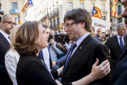 Ada Colau y Carles Puigdemont, este sábado, en la concentración en apoyo a los alcaldes investigados por el 1-O-QUIQUE GARCÍA (EFE)