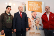 El director de Coceder, Juan Manuel Polentinos, el usuario del programa de Ciudadanía Activa de Plena Inclusión Castilla y León Iván Díez, y el voluntario de Cruz Roja Eduardo Sánchez, durante la presentación de la campaña 'X Solidaria'-ICAL