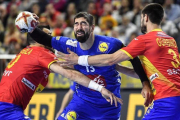 Gedeón Guardiola y Eduardo Gurbindo cierran el paso a Nikola Karabatic.-AP / MARTIN MEISSNER