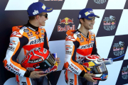 Dani Pedrosa, con la copa, al lado de Márquez.-EFE
