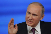 Vladimir Putin gesticula durante una rueda de prensa en Moscú.-Foto: EFE / SERGEI CHIRIKOV