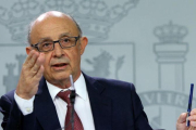 El ministro de Hacienda, Cristóbal Montoro, tras un Consejo de Ministros.-EL PERIÓDICO