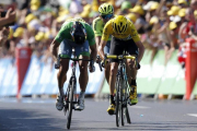 Peter Sagan vence por delante de Chris Froome en la meta del Tour de Montpellier.-EFE / YOAN VALAT