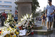 Ofrendas florales al inicio de la Rambla, en la vigilia del aniversario de los atentados del 17-A.-PAULA GONZALEZ