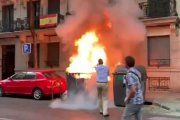 Ortega Smith apaga un fuego en unos contenedores junto a la sede de Vox en Madrid-VOX