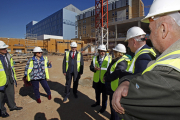 El gerente regional de Salud, Manuel Mitadiel, visitó el estado de las obras del hospital junto a la delegada de la Junta y al gerente provincial.-M.T.