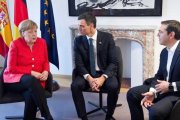 Merkel, con Sánchez y Tsipras, representantes de los dos primeros estados con los que acordó el envío de migrantes.-EFE