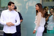 Sara carbonero e Iker Casillas, a la salida del hospital de Oporto.-LUIS VIEIRA (AP)