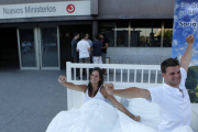 Los modelos en una cama en medio del centro financiero de Madrid. / Antonio Martínez-