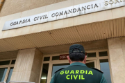 Agente a la entrada de la Comandancia de la Guardia Civil.-HDS