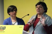 Mireia Boya y Gabriela Serra, en la presentación de la hoja de ruta de la CUP.-EL PERIÓDICO (EFE / MARTA PÉREZ)
