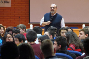 Los estudiantes interactuaron con el consejero durante el encuentro.-A.H.