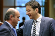 Luis de Guindos (izquierda) y Jeroen Dijsselbloem, en Bruselas.-Foto: ARCHIVO / AFP