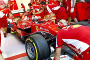Sebastian Vettel en su parada en boxes durante el Gran Premio de Singapur.-EFE / DIEGO AZUBEL