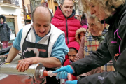 Embutiendo chorizos para los asistentes, absortos en la elaboración.-TOÑO CARRILLO