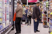 Un grupo de personas comprando en un supermercado en Barcelona.-FERRAN NADEU