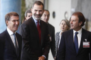De izquierda a derecha, el presidente de la Xunta, Alberto Núñez Feijóo, el Rey e Ignacio Osborne.-Cabalar
