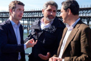 Pablo Casado, junto a Juan José Cortés (centro) y el candidato del PP andaluz, Juan Manuel Moreno.-EFE / JULIÁN PÉREZ