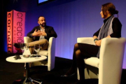 El periodista Marc Marginedas y la novelista turca Elif Shafak.-EL PERIÓDICO