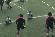 Cavani juega a fútbol con un niño sin piernas.-TWITTER