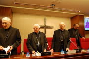 Ricardo Blázquez, a la derecha, durante la Asamblea Plenaria de los obispos. --CEE
