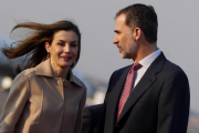 Felipe VI y la reina Letizia, a su llegada al aeropuerto de Haneda, en Tokio.-EFE