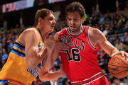 Pau Gasol trata de deshacerse de Timofey Mozgov, en un momento del partido entre los Bulls y los Nuggets.-Foto: AFP / DOUG PENSINGER