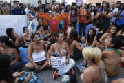 Cientos de manifestantes protestan a pecho descubierto en Buenos Aires por la actuación policial contra tres mujeres que tomaban el sol en 'topless'.-EFE / DAVID FERNÁNDEZ