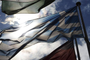 Un hombre bajo la bandera griega.-Foto: PATRICK SEEGER/ EPA