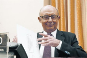 El ministro de Hacienda, Cristobal Montoro, durante su comparecencia ayer en la Comisión de Hacienda del Congreso de los Diputados.-AGUSTÍN CATALÁN
